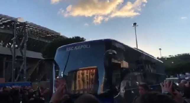 Il Napoli arriva al San Paolo: bagno di folla e tanti applausi per gli azzurri [VIDEO CN24]