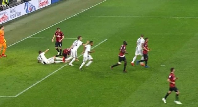 Juventus, prova tv per Mandzukic: se confermato il gesto <i>di particolare gravità</i> rischia fino a quattro giornate. Non è esclusa l'archiviazione