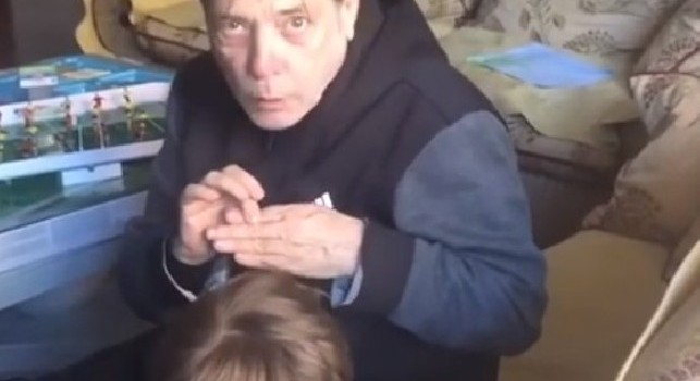 Nino D'angelo scherza col nipote: Se dici Forza Napoli...il dito si aggiusta [VIDEO]