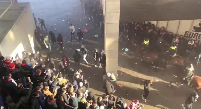 Juve-Ajax, scontri tra tifosi olandesi e la Polizia in Corso Marconi a Torino