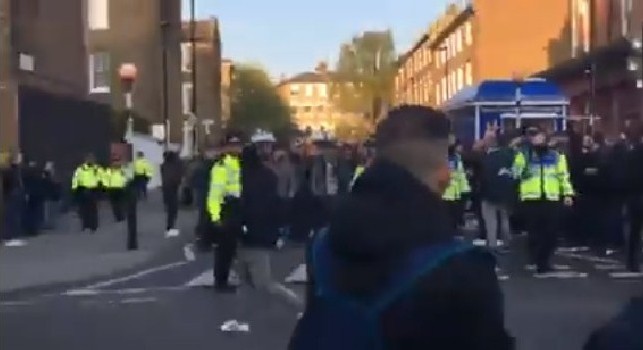 Londra, tifosi del Napoli scortati dalla Polizia inglese nel tragitto verso lo stadio [VIDEO]