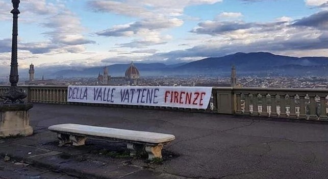 Caos Fiorentina, tifoseria contro Della Valle: la città tappezzata di striscioni: Vattene! [FOTO]