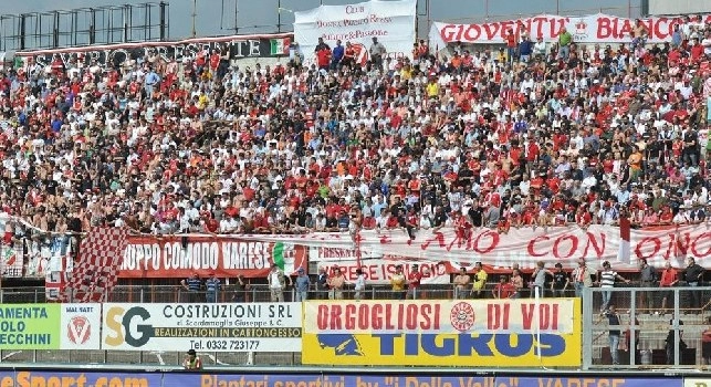 Gli ultras del Varese attaccano i napoletani dopo la rottura del gemellaggio con il Genoa: Sono dei pulcinella!
