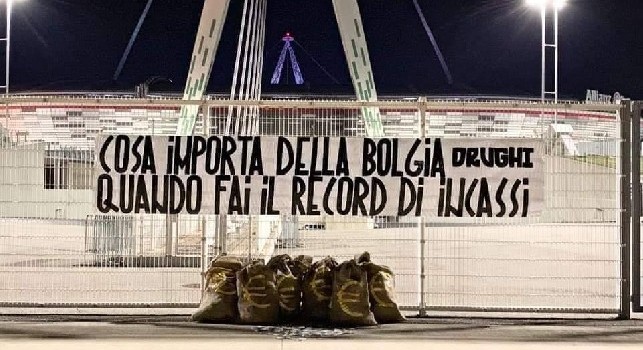 Protesta choc a Torino, striscione e sacchi di banconote allo Juventus Stadium