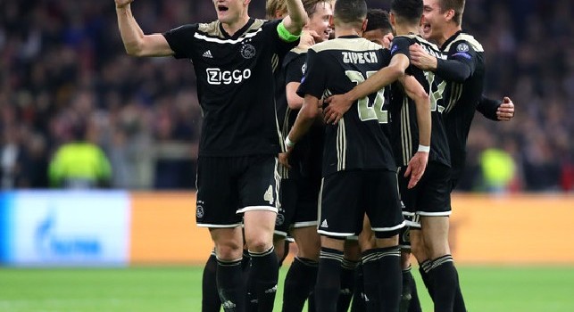 Juventus-Ajax, i lancieri fanno festa nei corridoi dello Stadium dopo la vittoria [VIDEO]
