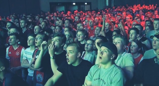 Amsterdam, maxi-schermo in discoteca: la reazione live alla vittoria dell'Ajax [VIDEO]