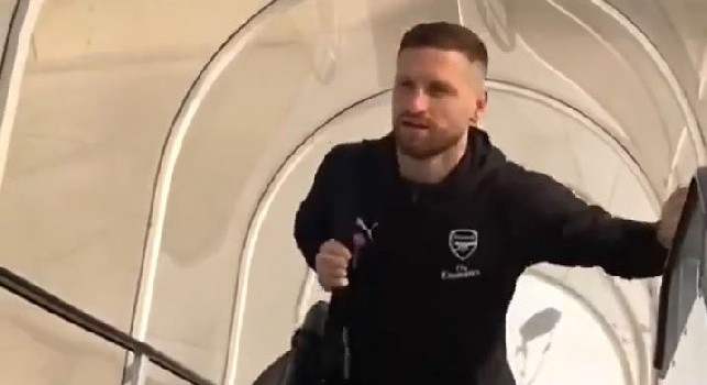 L'Arsenal parte per Napoli, Mustafi festeggia il suo compleanno in aereo [VIDEO]