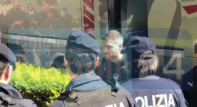 L'Arsenal sbarca a Napoli, sorpresa di un napoletano a Mustafi: Happy Birthday! [FOTO & VIDEO CN24]