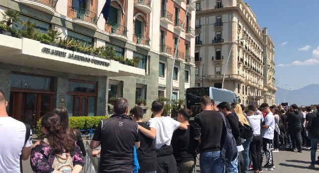 Hotel Vesuvio, 150 tifosi in attesa all'esterno della struttura che accoglie l'Arsenal [FOTO & VIDEO CN24]