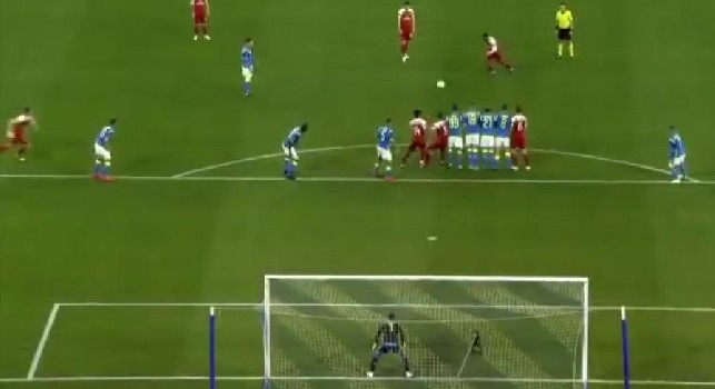 Napoli-Arsenal, Lacazette segna su punizione e gela gli azzurri: dall'anno prossimo il gol sarà da annullare! [FOTO]