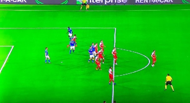 Koulibaly inventa per Mertens, il belga va in gol: tutto fermo per offside del difensore azzurro ma la posizione sembra essere regolare! [FOTO]