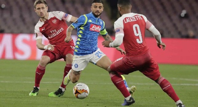 Napoli-Arsenal, Monreal sparisce dal campo per cinque minuti: è dovuto scappare in bagno