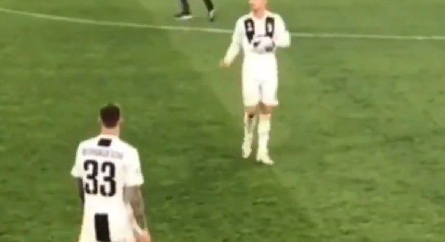 Ci siamo ca**ti sotto, clamoroso gesto di Ronaldo alla panchina al fischio finale di Juve-Ajax! [VIDEO]