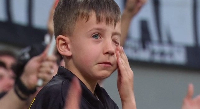 Juventus, che entusiasmo per l'ottavo scudetto di fila: un baby tifoso si commuove, Allegri e CR7 ricoperti di spray! [VIDEO]