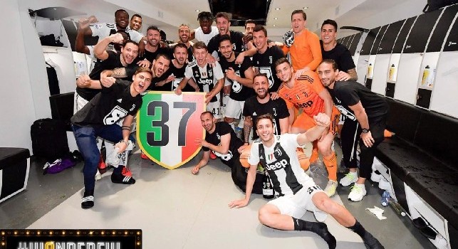 Festa scudetto Juventus, scoppia la polemica: i bianconeri dimenticano ancora Calciopoli, CR7 assente nello spogliatoio [FOTO]