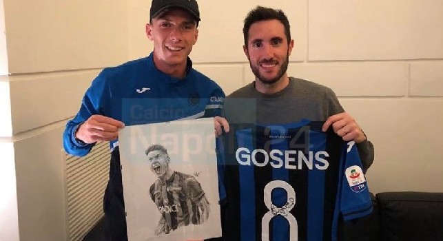 ESCLUSIVA - L'Atalanta arriva a Napoli, Gosens riceve un meraviglioso regalo. Siparietto con Gomez, spunta anche Maradona Jr.
