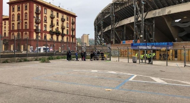Meno di tre ore a Napoli-Atalanta, si attende l'apertura dei cancelli: l'esterno del San Paolo è ancora deserto [FOTO CN24]