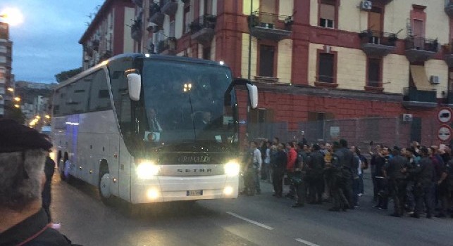 Pullman del Napoli arrivato al San Paolo: pochi tifosi sotto la pioggia a caricare gli azzurri [VIDEO CN24]