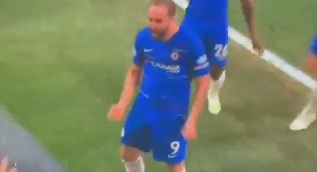 Il Chelsea vola in finale ai rigori, Higuain e compagni corrono ad abbracciare l'eroe Kepa [VIDEO]