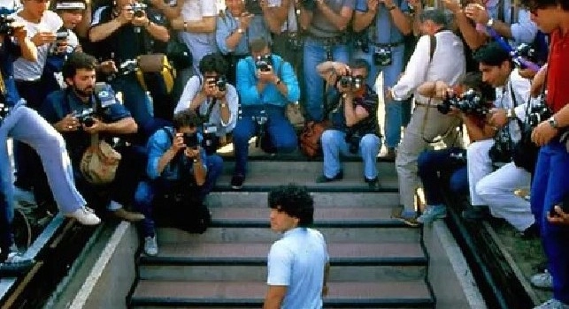 Maradona ricorda il 5 luglio dell'84 ed il suo arrivo a Napoli: 35 anni fa. Perch&egrave; un amore non inizia con un 'ciao' [VIDEO]