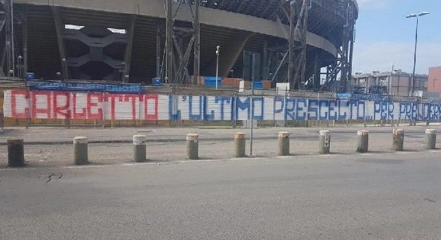 Striscione ultras Napoli contro De Laurentiis