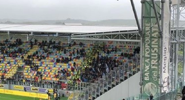 Lo Stirpe si colora d'azzurro: i tifosi partenopei invadono il settore ospiti [FOTO CN24]