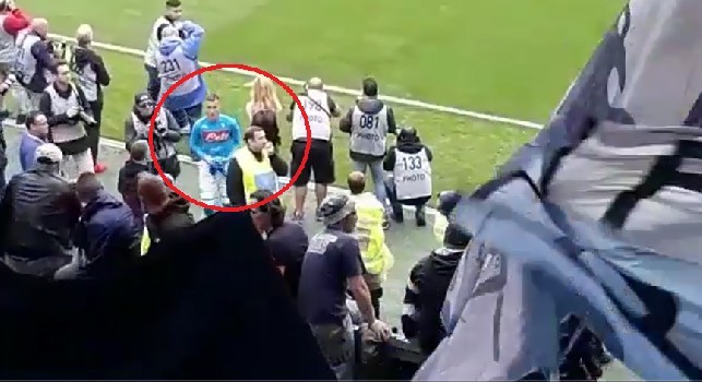 Contestazione Ultras Napoli a Frosinone: Callejon lancia la maglia, ma i tifosi la ributtano in campo! [VIDEO]