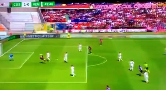 Immenso Tutino, gol pazzesco in rovesciata con il Cosenza su assist di Palmiero [VIDEO]