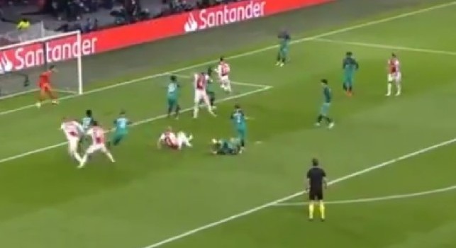 Ajax in vantaggio, de Ligt batte Lloris con un colpo di testa: che errore di Trippier! [VIDEO]