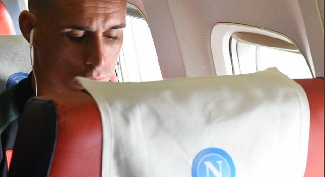 Napoli in partenza verso Ferrara, Albiol e Fabian sorridenti: Callejon molto concentrato [FOTO]