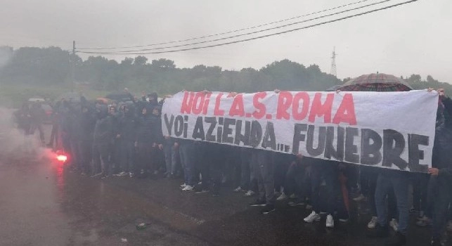 Contestazione a Roma, striscioni e tifosi infuriati: Azienda funebre!. De Rossi esce per placare la folla [FOTO]