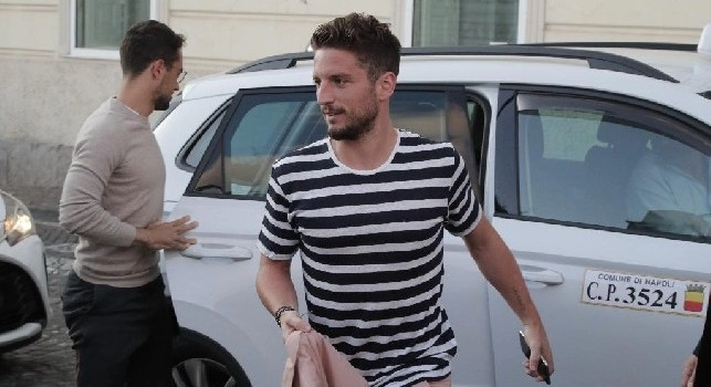 Cena Ssc Napoli, Mertens <i>sorprende</i> col rosa: solito affetto dei tifosi! [VIDEO]