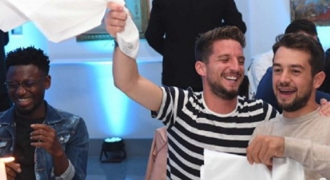 Cena Ssc Napoli, tante risate alla cena sociale: Mertens scatenato con Younes! [FOTO]