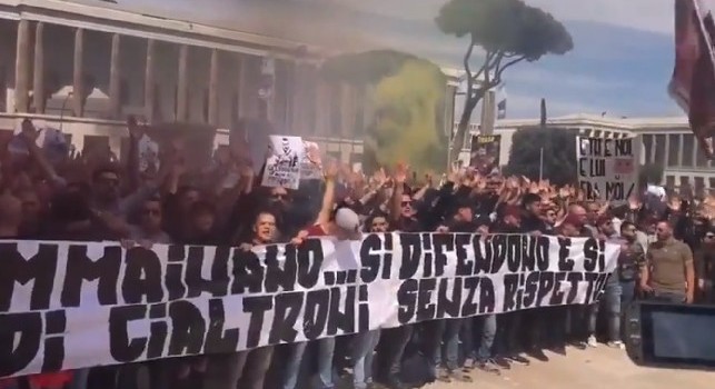 Caos Roma, protesta della Curva Sud sotto la sede del club: cori contro Pallotta