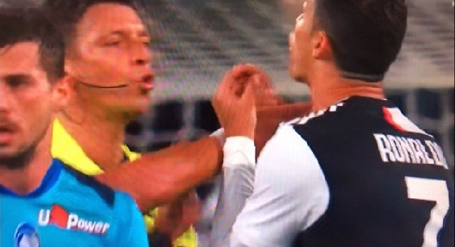 Cristiano Ronaldo ammonito per proteste con l'arbitro Rocchi