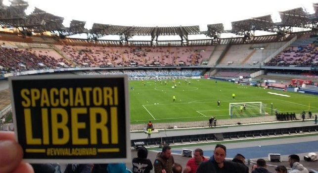 Napoli-Inter, distribuiti in Curva B gli adesivi con la scritta 'Spacciatori liberi' [FOTO]