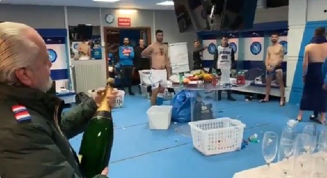 De Laurentiis festeggia negli spogliatoi, brindisi dopo Napoli-Inter per l'ennesima qualificazione Champions [VIDEO]