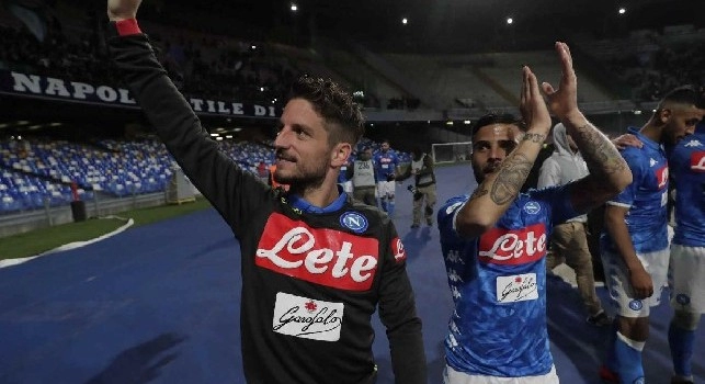 Dedichiamogli la vittoria, Mertens e Insigne guidano il Napoli in onore di Maradona: la notizia della morte mentre si recavano in ritiro