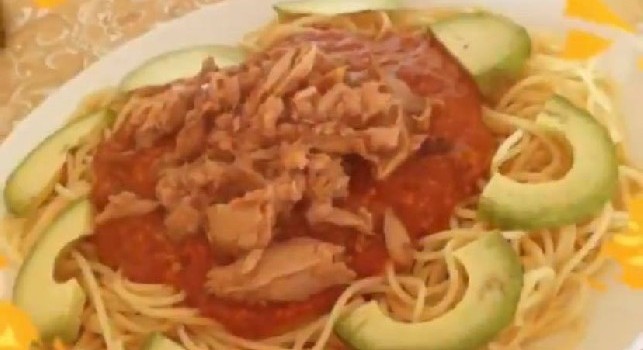 Hamsik e la drammatica cucina cinese: spaghetti scotti con avocado, tonno e una salsa irriconoscibile [FOTO]