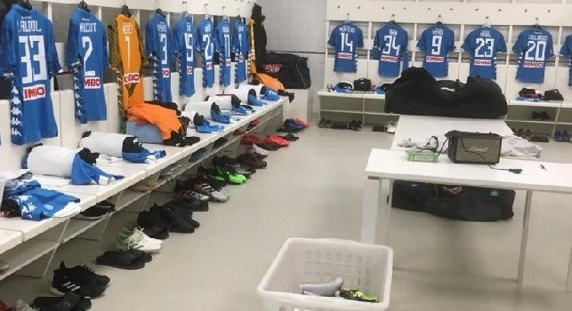 Bologna-Napoli, tutto pronto negli spogliatoi del Dall'Ara: scelti i colori delle maglie [FOTO]