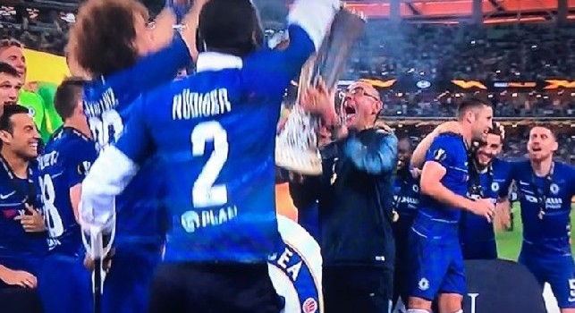 Il Chelsea vince l'Europa League, Sarri pazzo di gioia durante la premiazione [VIDEO]