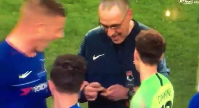 Sarri festeggia l'Europa League con un...sigaro! Siparietto durante la premiazione in campo [VIDEO]