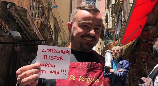 Sarri vince l'Europa League e finisce sul presepe. Di Virgilio: Napoli ti ama [FOTO]