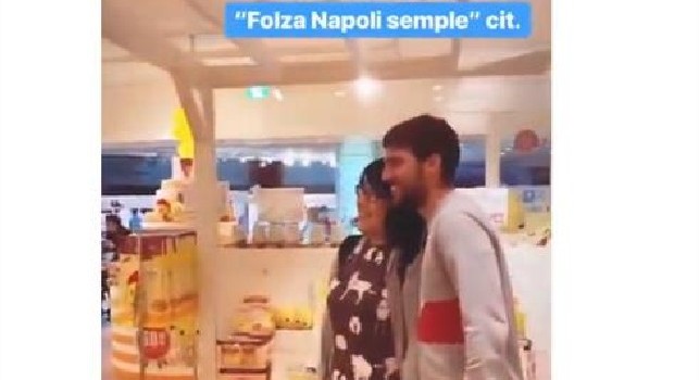 Giappone, Verdi in vacanza incontra un tifoso nipponico: E' pazzo, è venuto a cercarmi in hotel [VIDEO]