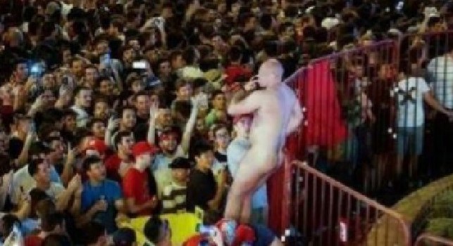 Madrid, tifoso inglese nudo arrestato in centro città: ha abusato di una turista italiana [VIDEO]