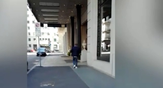 Maurizio Sarri all'esterno dell'Hotel Palazzo Parigi