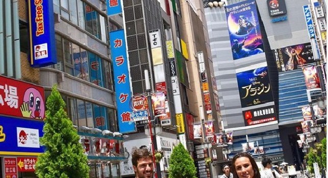 Verdi e la ragazza a Tokyo in vacanza. Le immagini del loro giro turistico [FOTOGALLERY]