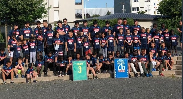 Koulibaly accolto nel suo quartiere in Francia da centinaia di bambini con la maglia del Napoli: Che orgoglio!
