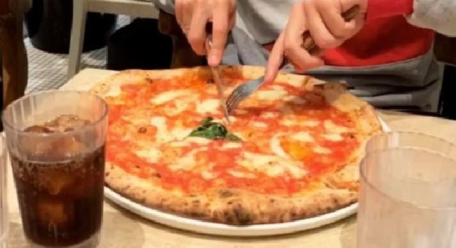Verdi e l'amore per la pizza napoletana: anche a Tokyo prova la Margherita di Michele [FOTO]