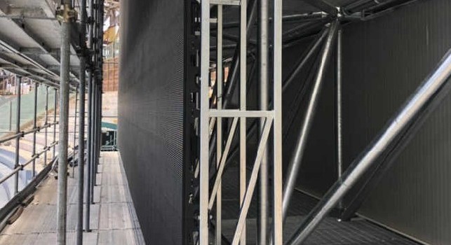 San Paolo, montato il primo maxischermo di alta risoluzione in tribuna Nisida: è veramente enorme! [FOTO]